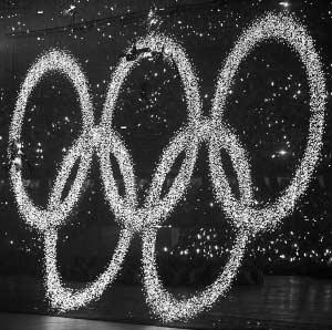 开幕式中升起的“奥运五环”就是发光二极管的杰作。IC供图