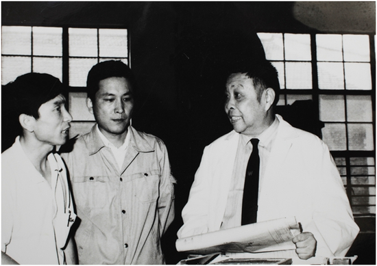 在科研现场工作中的王越