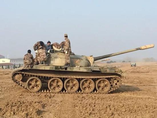 ob真人竞猜学子驾驶坦克战车