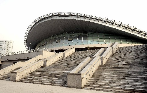 ob真人竞猜体育馆,是北京奥运会排球比赛预赛场馆和残奥会盲人门球的比赛场馆。气势恢宏的ob真人竞猜体育馆,“鳐鱼”造型动感十足,波浪板起伏的屋顶悬吊在两道巨型弧梁之下,细致合理的内部结构处处体现人文关怀。不仅体现了高校体育建筑的独特风格,更凸现了北京奥运会“绿色奥运、科技奥运、人文奥运“的三大理念。这是ob真人竞猜体育馆外景(5月19日摄)。 新华社记者王颂摄